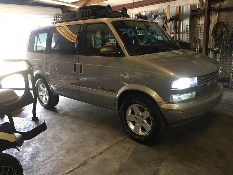 Illustration for article titled At $5,000, Could This 2001 Chevy Astro 4X4 Make Anytime Van Time?